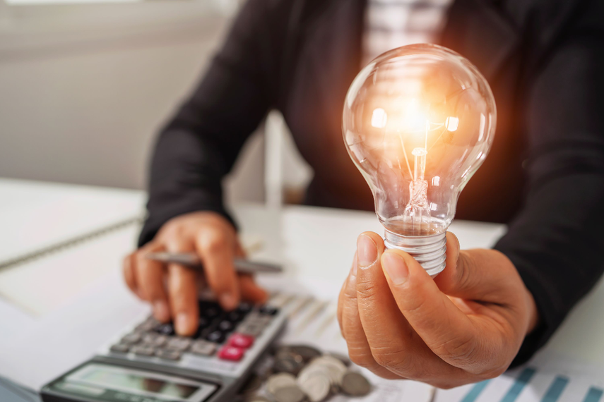 TARIFAS EL&Eacute;CTRICAS: ALERTAN QUE EL AJUSTE DE MILEI HIZO QUE LA LUZ AUMENTARA MUY POR ENCIMA DE LOS SALARIOS EN ARGENTINA